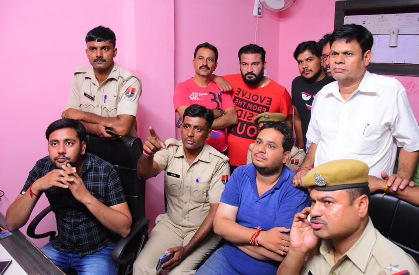 Robbed a bag full of 15 lakh rupees from a merchant