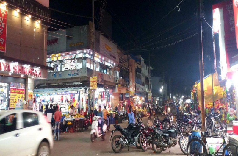 बाजार में गलत पार्किंग न करें, सामान रोड तक निकालने वालों पर भी होगी कार्रवाई