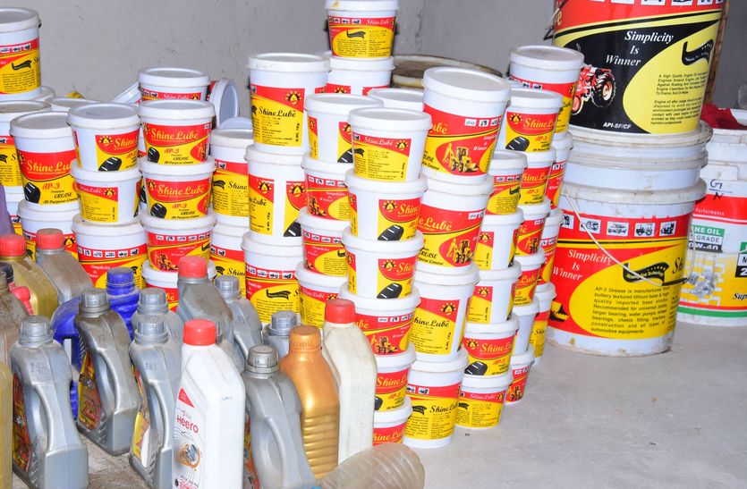 police-raided-a-factory-and-caught-fake-oil