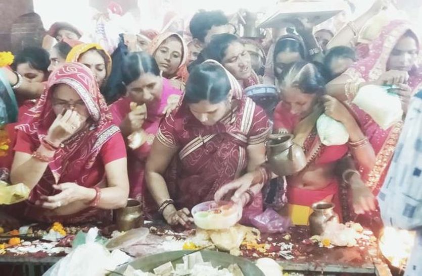 करवा चौथ पर महिलाओं ने की पति की दीर्घायु की कामना