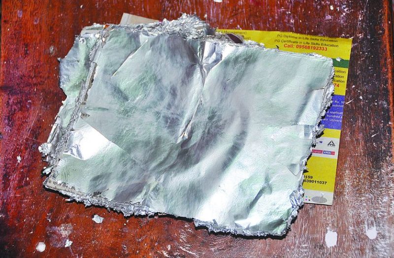 वर्क पर चमक गायब, कालापन लगे तो मत खाइए वो मिठाई