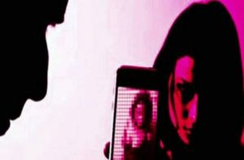 अश्लील वीडियो क्लिप वायरल करने की धमकी देकर विवाहिता से दुष्कर्म, पीडि़ता ने दर्ज कराया मामला