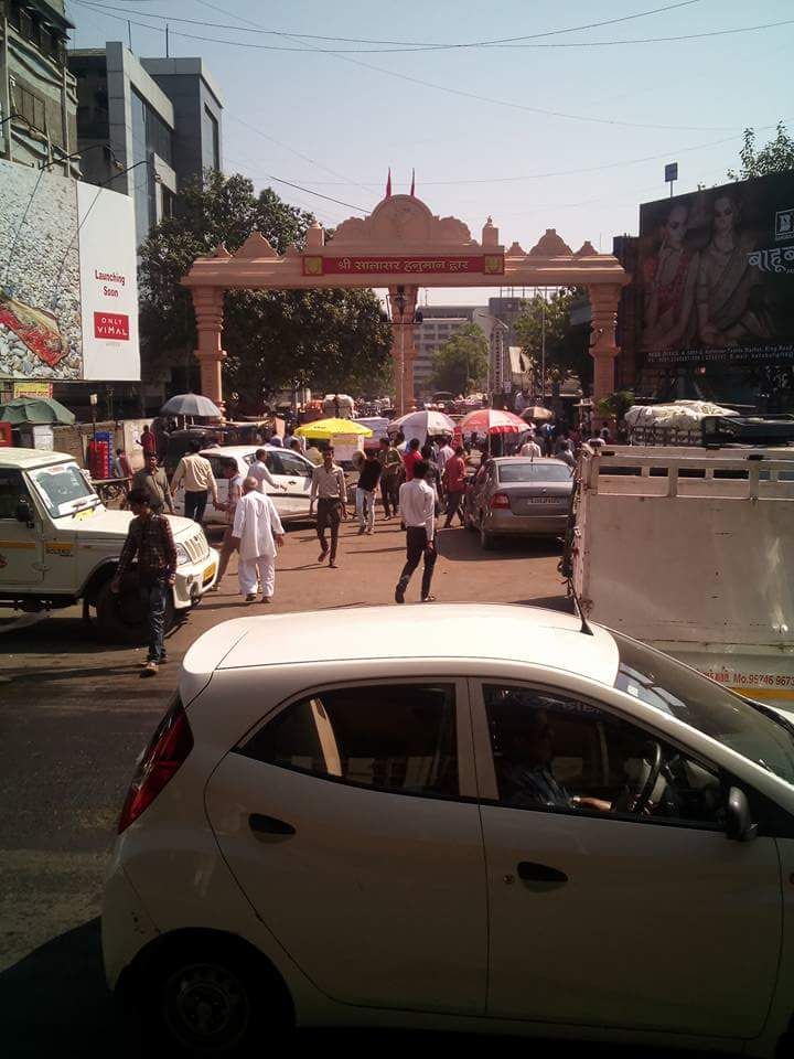 SURAT TEXTILE MARKET: अवकाश पर कपड़ा बाजार में छिड़ा विवाद