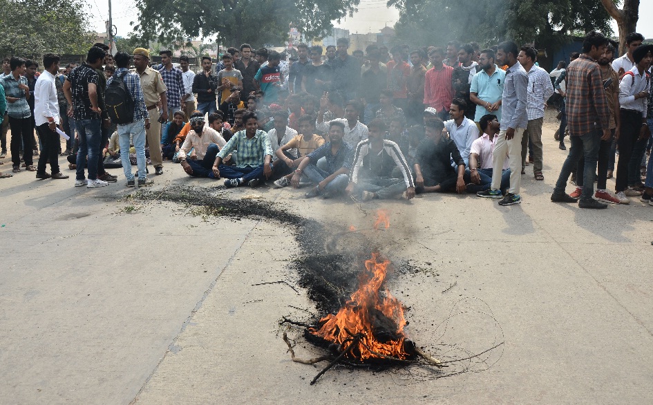 छात्रों ने सडक़ पर टायर जलाकर किया प्रदर्शन