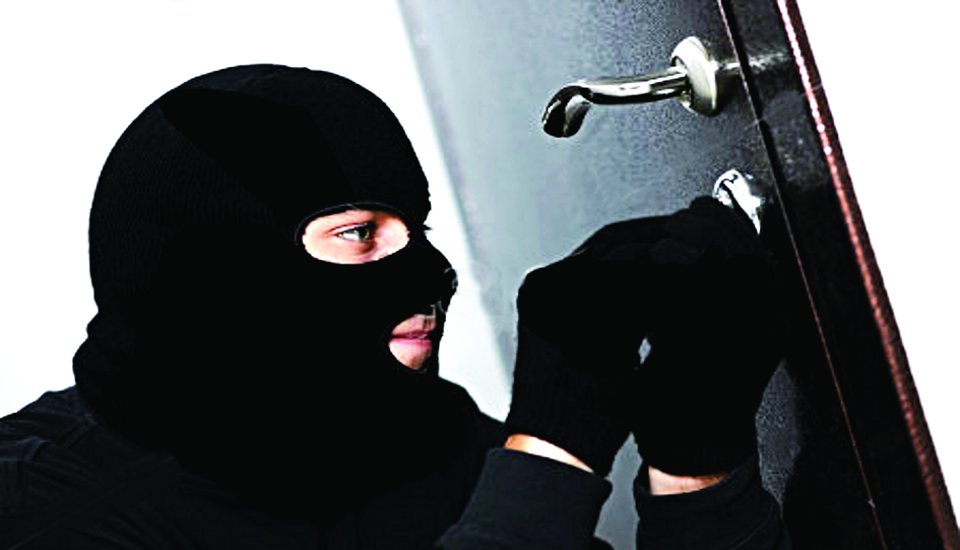 तिजोरी की डुप्लीकेट चाबी बनाकर कर्मचारी ने ही चुराए थे लाखों रुपए, यूपी से तीन पकड़े गए
