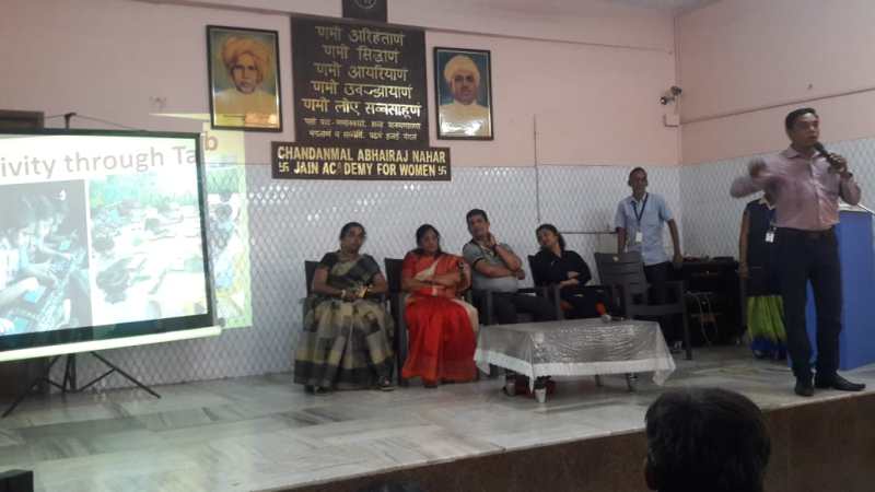 Teaching is planned through a touch screen