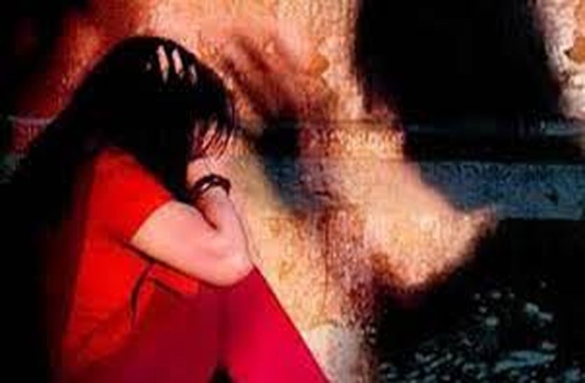 Crime News : नाबालिग से बलात्कार का आरोपी चार माह बाद भी पुलिस पकड़ से दूर, परिजनों ने एसपी से लगाई गुहार