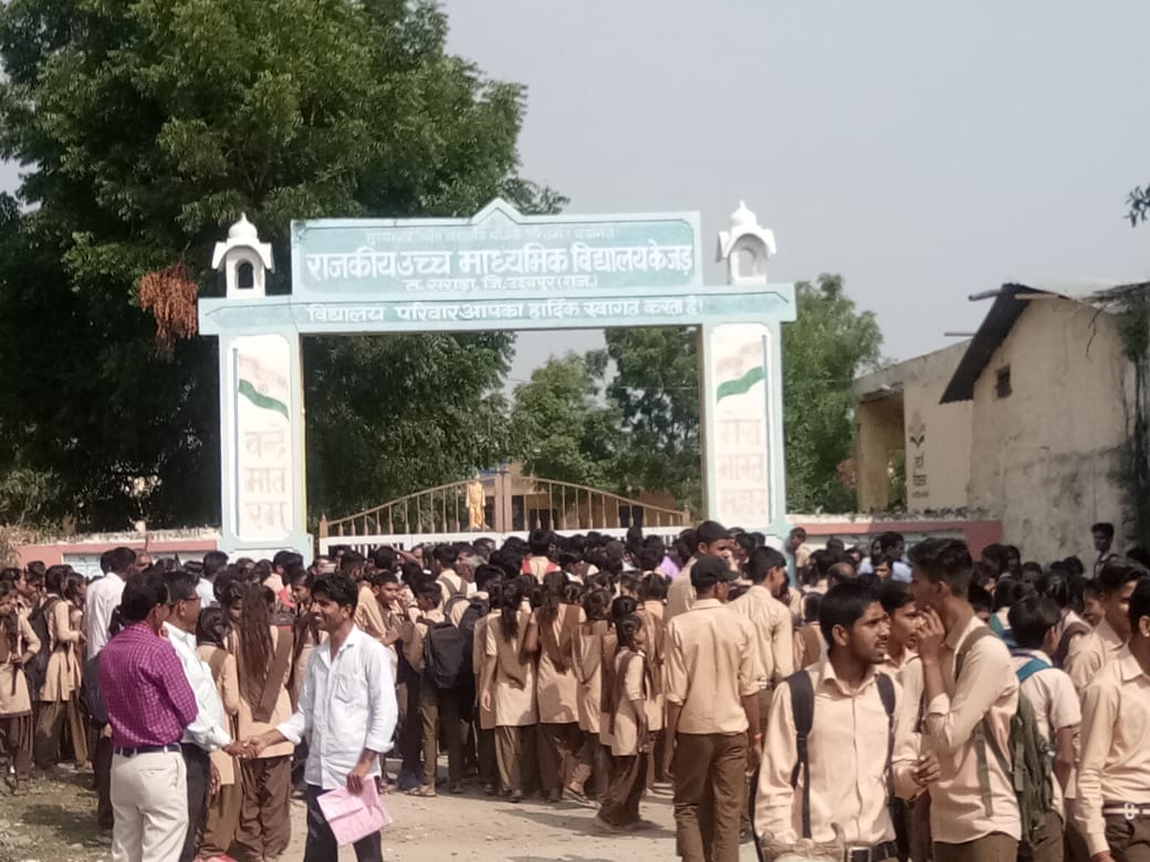 छात्राओंं के साथ छेड़़खानी के व‍िरोध में फूटा अभिभावकों का गुस्‍सा, जड़ द‍िया स्‍कूल पर ताला