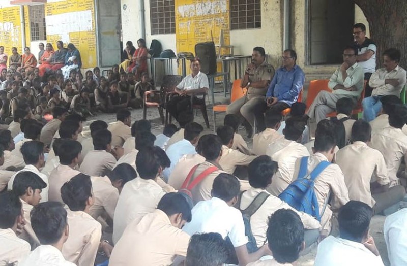 पुलिस पाठशाला में विद्यार्थियों को यातायात नियमों की जानकारी दे किया जागरूक