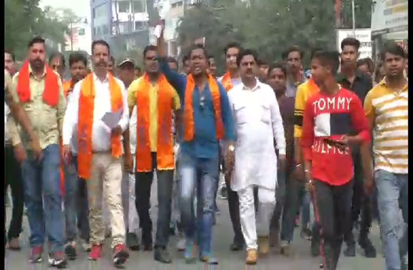 कमलेश तिवारी की हत्या के विरोध में सड़क पर उतरे हिंदूवादी संगठन, कर दी ये मांग- देखें वीडियो