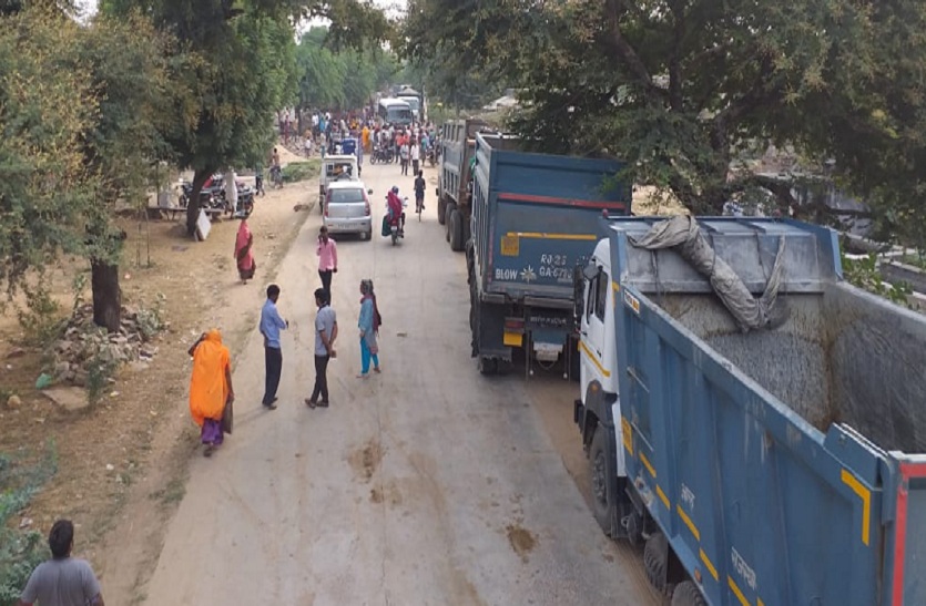 अवैध बजरी परिवहन के विरूद्ध ग्रामीणों ने लगाया जाम