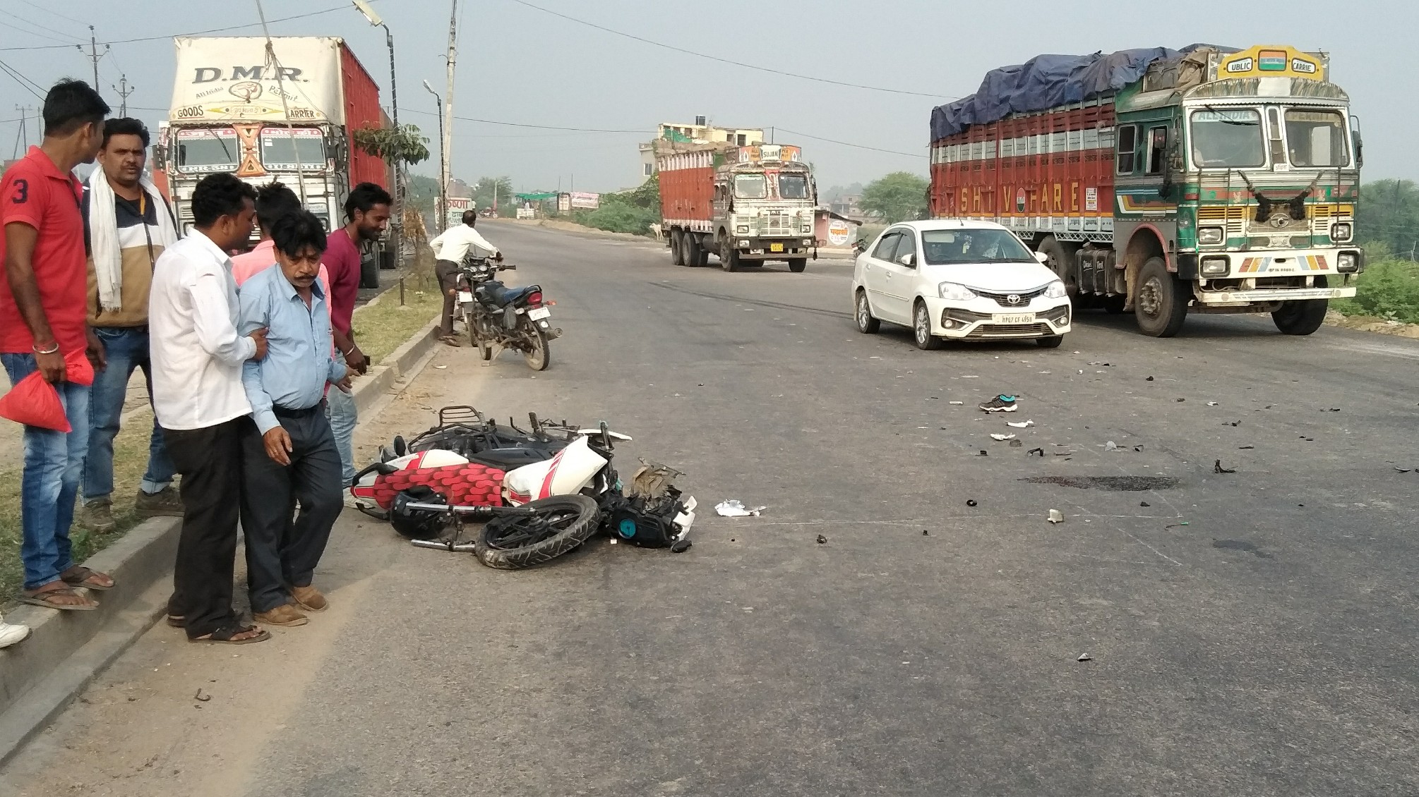 accident is container and a bike, one man dead, news in hindi, mp news, dabra news