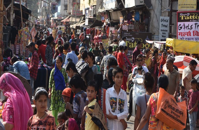 Buyers gathered in Azad Chowk market in bhilwara