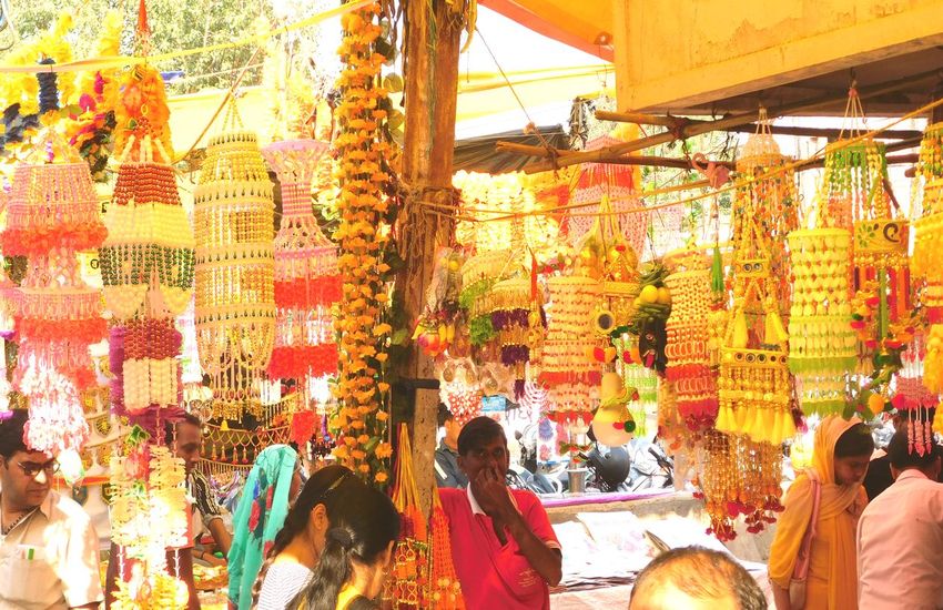 deepawali festiwal news दीपावली पर लौटी बाजारों की रौनक, हर तरफ सजने लगा बाजार