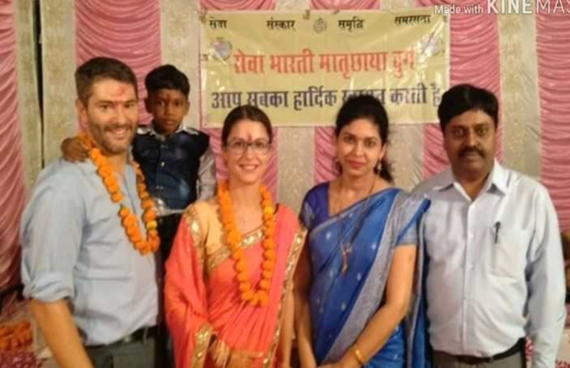 मां-बाप ने जिसे दुत्कार दिया उसे अपनाने इटली से आये पति-पत्नी, पोलियों बन गया था अभिशाप