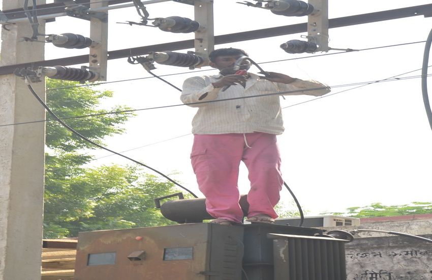alwar light problam news दीपावली त्योहार के समय बिजली कटौती ने बढ़ाई परेशानी