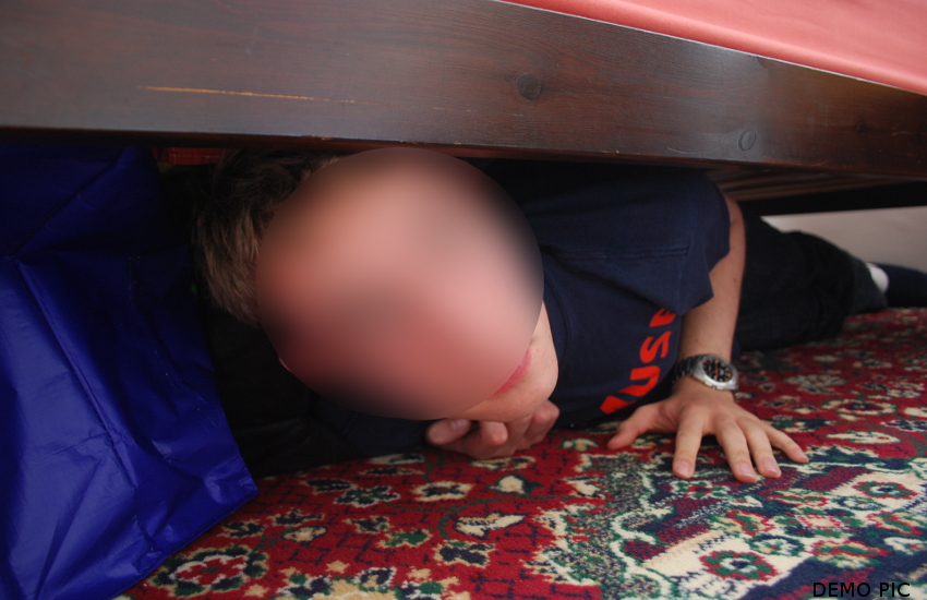 बेड के नीचे छुपा हुआ था वो, पति ने देख लिया तो पत्नी ने सुनाई बेबसी की दास्तान