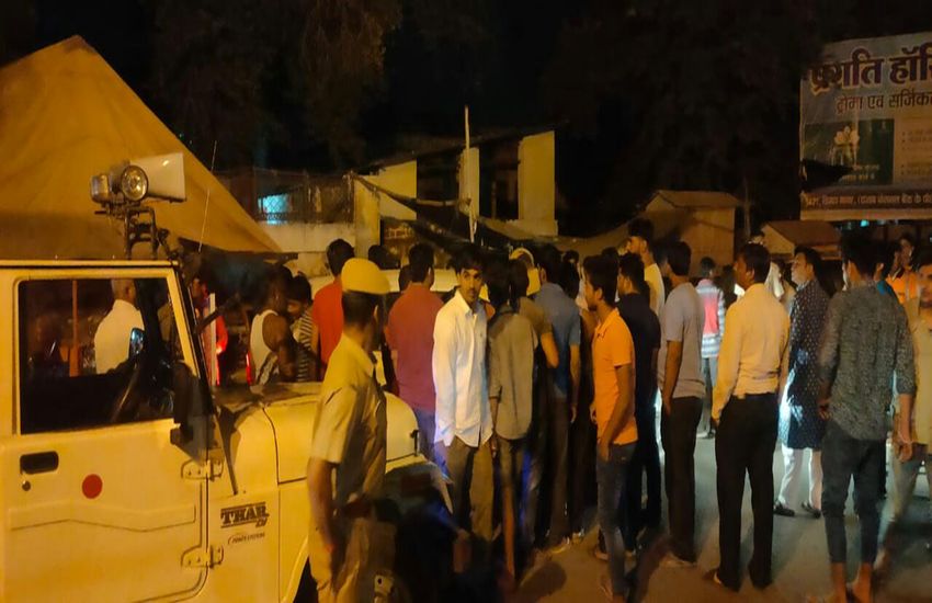 alwar hit and run case news महिला से बेकाबू हुई कार ने बाइक-स्कूटी को रौंदी, पुलिस आई तो चालक सीट पर मिला पति