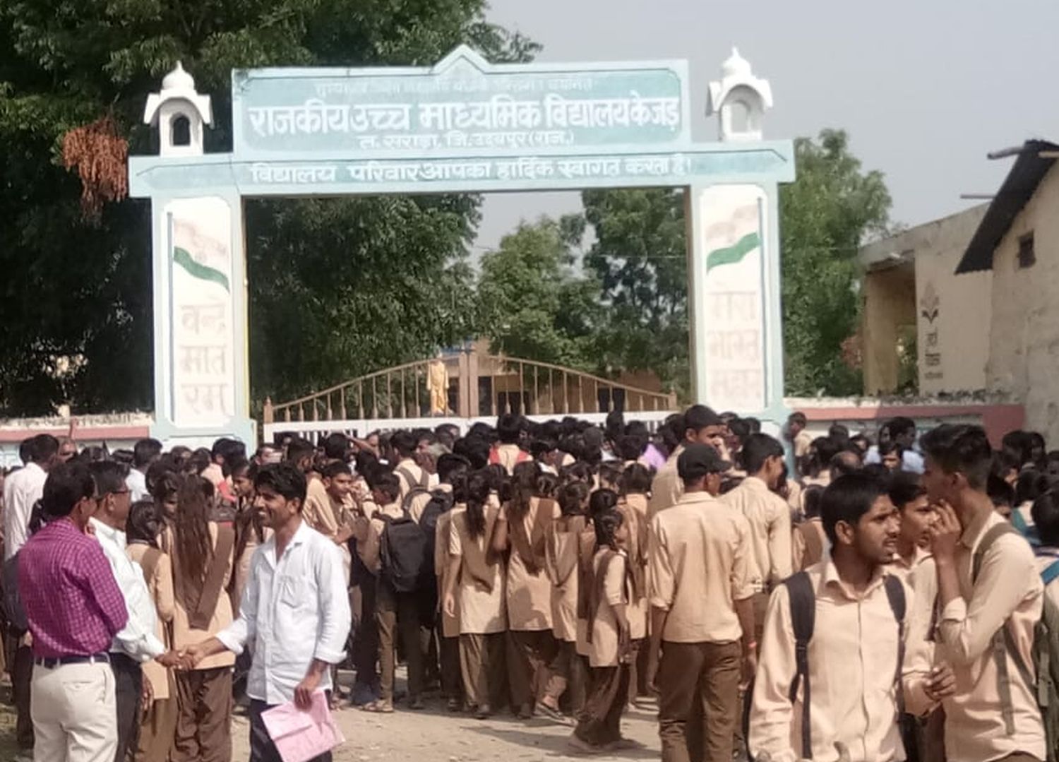 मनचलों ने कर दी सभी हदें पार: बेटियों से हो रही छेड़छाड़ से खफा अभिभावकों ने स्कूल पर जड़ा ताला