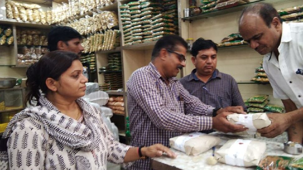 दीपोत्सव के पहले खाद्य विभाग की टीम उतरी बाजार में