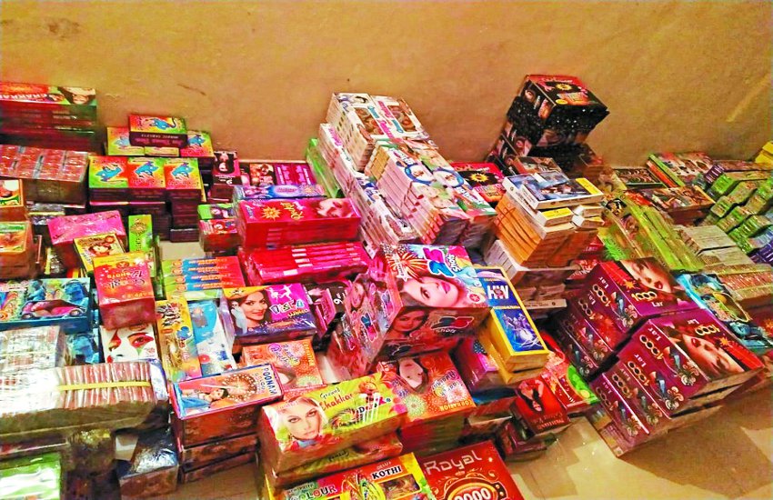 Firecrackers were filled in the room, 3-year-old license was found with the merchant