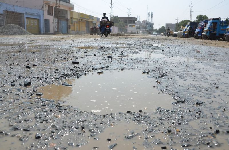 अजमेर रोड पर जगह जगह गड्ढे, सुचारू नहीं पानी निकासी