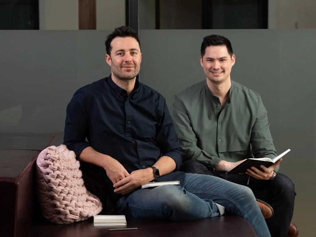 पत्थरों से कागज बनाकर लाखों पेड़ों को बचा रहे दो युवा