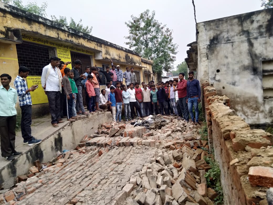 Wall collapses on youth going on bike coaching, death, news in hindi, mp news, datia news