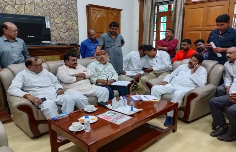 गृह मंत्री बाला बच्चन से मुलाकात के बाद किशोर कोडवानी ने खत्म किया धरना