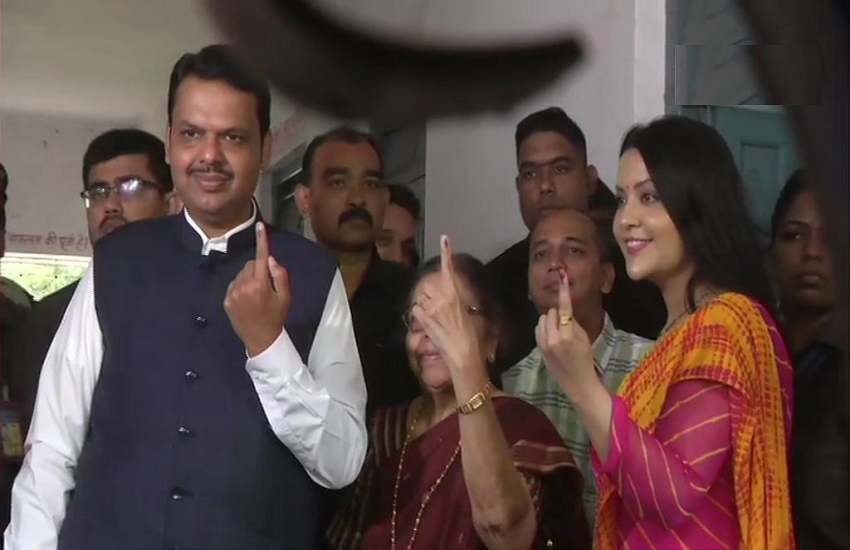 महाराष्ट्र: वोट डालने परिवार संग पहुंचे CM फडणवीस, देखें यह वीडियो