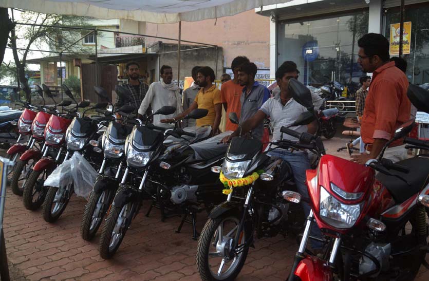 100 बाइक और 55 ट्रेक्टर बिके, पांच करोड़ रुपए से ज्यादा की वाहनों की खरीदी