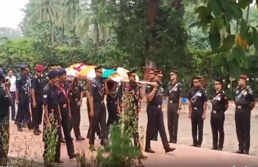 VIDEO : मेहंदी कुंड में ट्रैकिंग पर गए कर्नल की पैर फिसलने से हुई मौत, सैनिक सम्मान के साथ दी अंतिम विदाई
