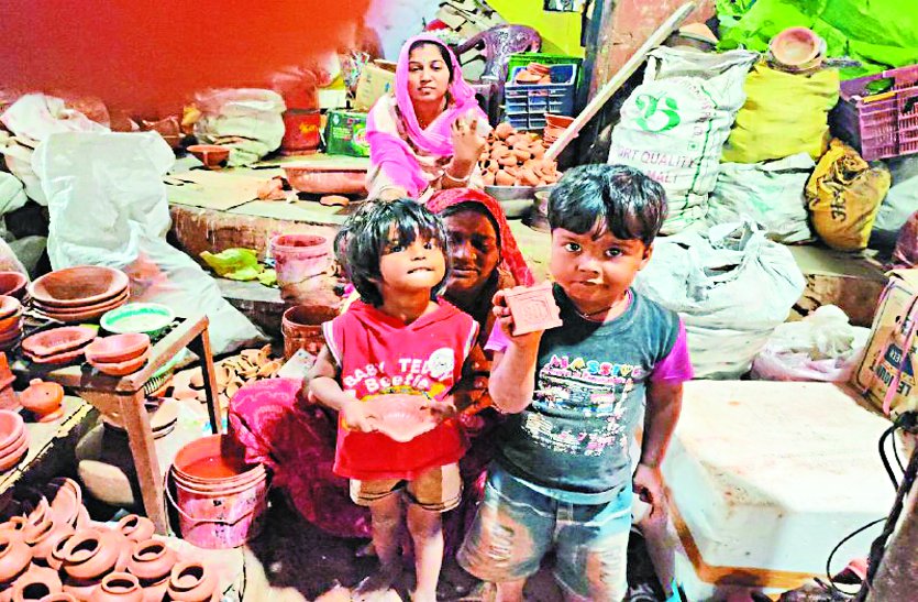 दूसरों के घर रोशन, खुद के नसीब में अंधेरा