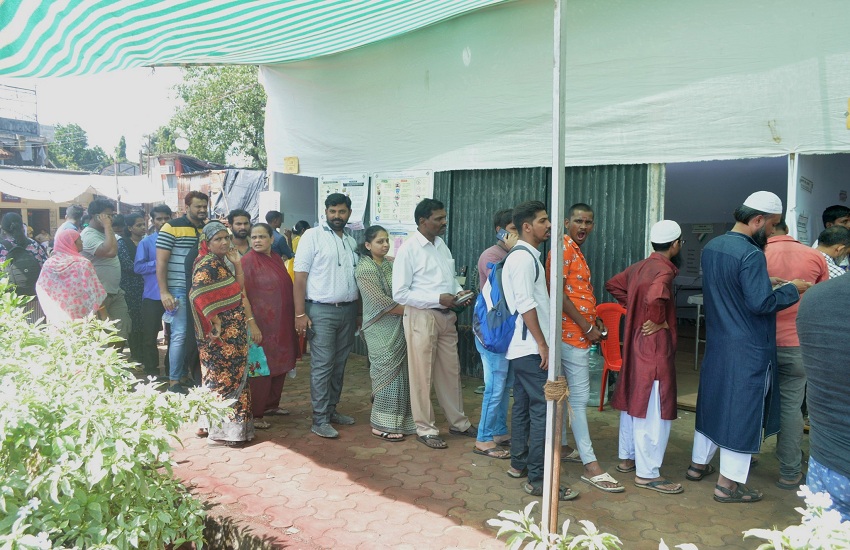 Maharastra Voting विधानसभा चुनाव: ईवीएम में बंद हुई 3,237 उम्मीदवारों की किस्मत