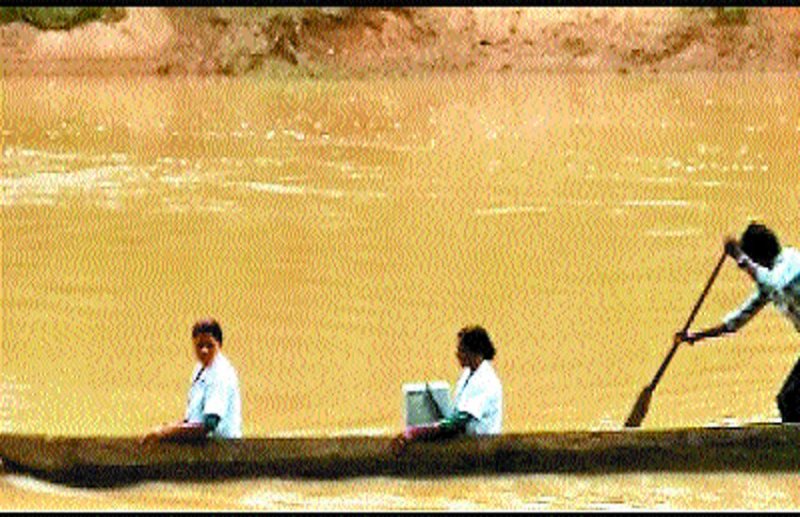 अपनी जान जोखिम में डालकर ग्रामीणों को दे रही नई जिंदगी, महिला के कार्य जानकर करेंगे सलाम