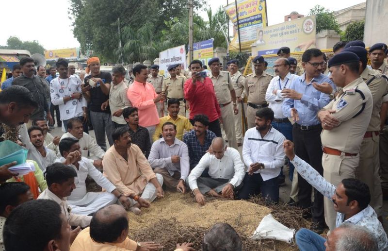 अफसर को झूठा बताकर किसानों ने आख्रिर क्यों बिखेर दी सड़क पर सोयाबीन