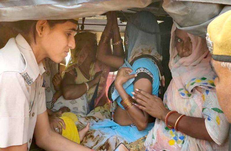 पहले बातों में उलझाती फिर करती थी ऐसा शर्मनाक काम, पुलिस ने 8 महिलाओं को पकड़ा