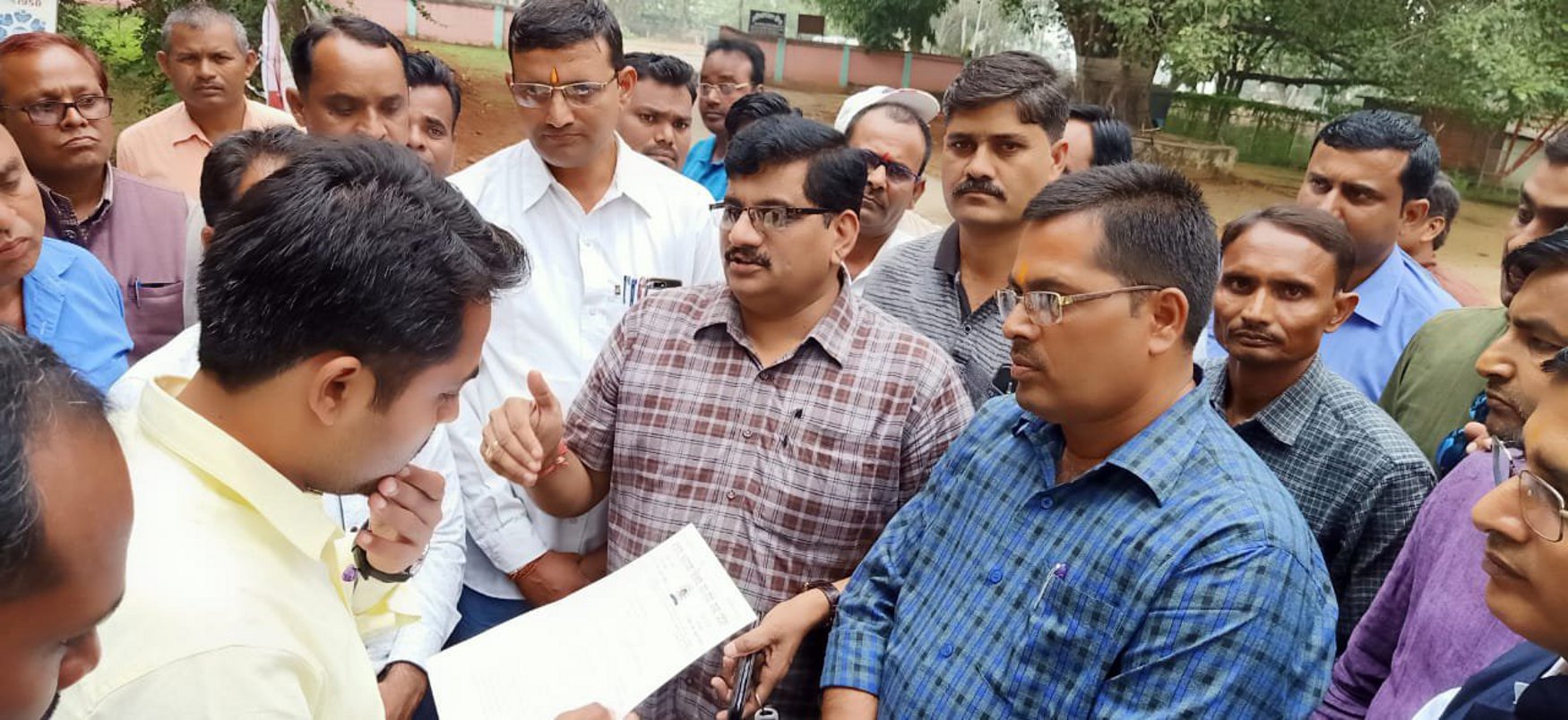 Azad teachers union submitted a memorandum protesting various demands