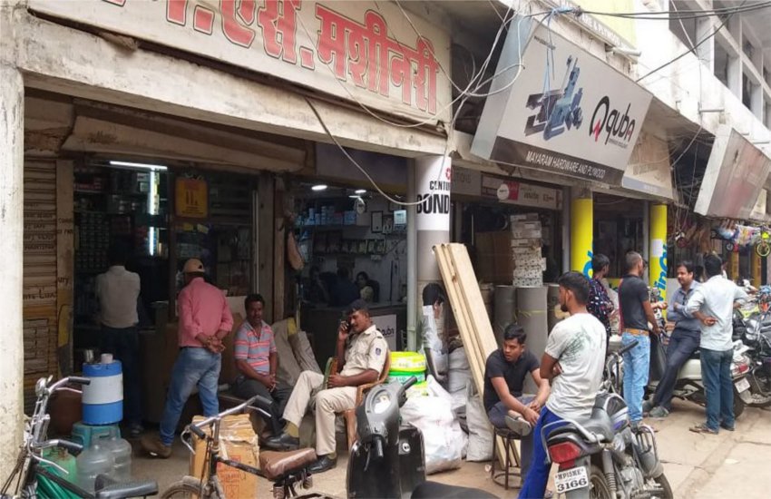 दिवाली से पहले 4 फर्मों पर जीएसटी सर्वे से खलबली, दुकानों पर हिसाब संभालते नजर आए व्यापारी
