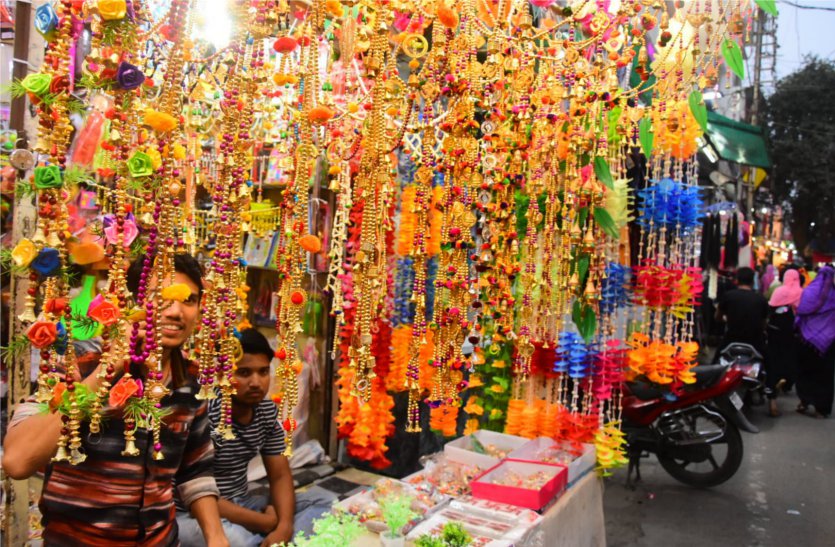 Money in the first market of Deepawali, fierce shopping