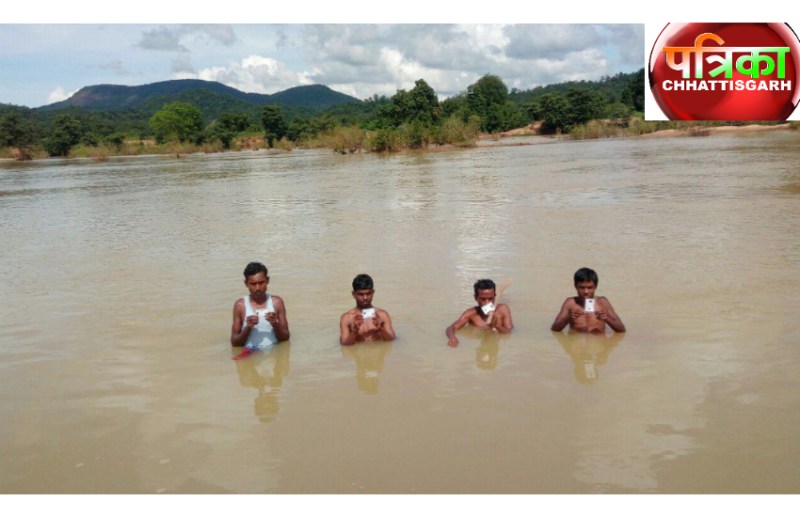 Exclusive Photo: जान की बाजी लगाकर लोकत्रंत्र के महापर्व में शामिल हुए धुर नक्सल क्षेत्र के मतदाता, नदी पारकर पहुंचे पोलिंग बूथ