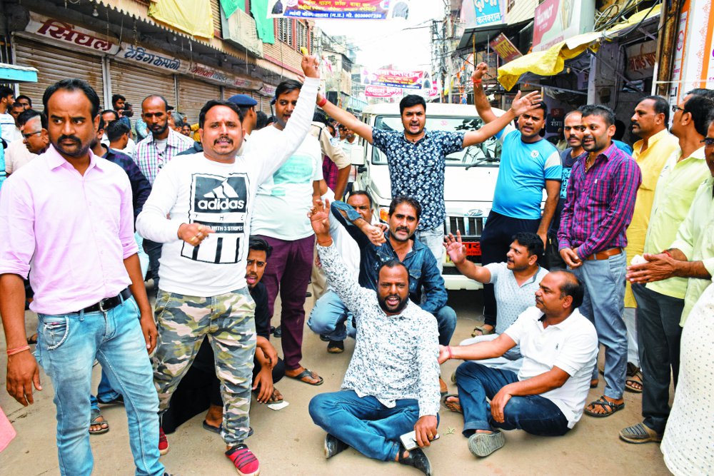 Satna Nagar Nigam: Ruckus over illegal building lockout in satna