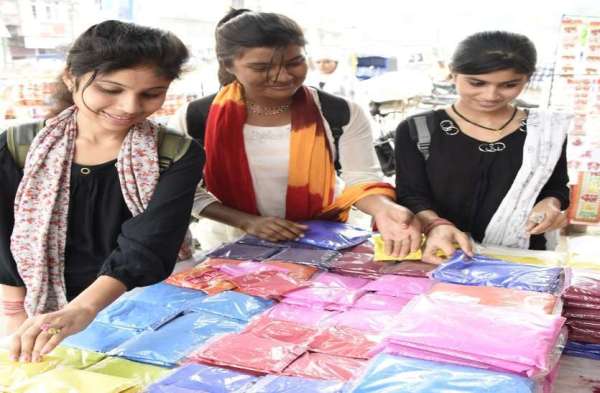 बाजार में सजावटी सामान की बड़ी मांग