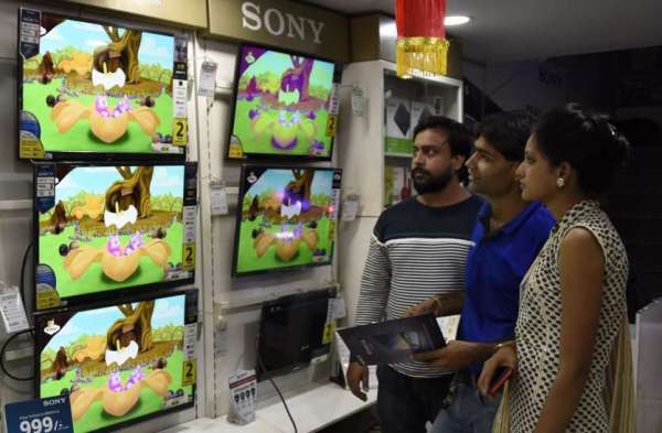 बाजार में सजावटी सामान की बड़ी मांग