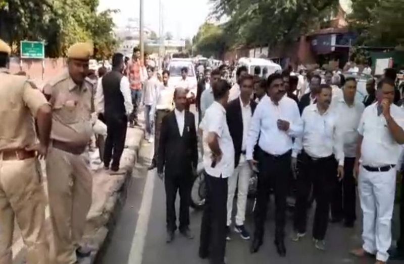 Protest-सड़क पर उतरे वकील, जयपुर रोड पर लगाया जाम