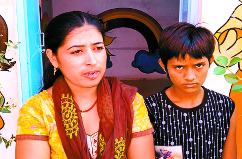13 साल की लक्ष्मी को उम्मीद है कि इस दिवाली कलेक्टर अपनी बेटी से मिलने जरूर आएंगे