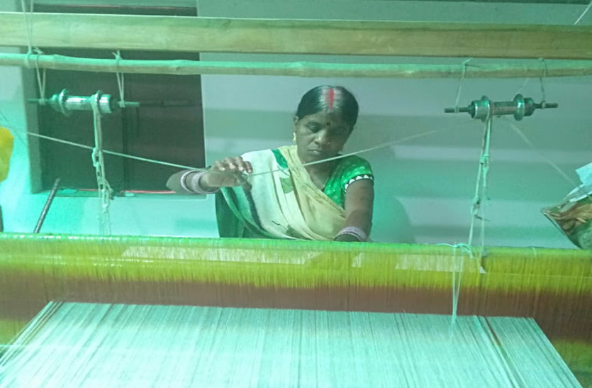 महिला कृषक ने पहली बार अम्बारी पटवा के रेशे से तैयार किया कपड़ा, जिले को मिलेगी अलग पहचान