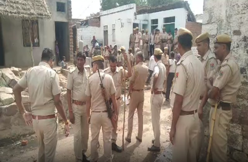 गांव में हुआ बवाल: तीन दर्जन घरों में तोड़फोड़ और पथराव, पुलिस जाब्ता तैनात