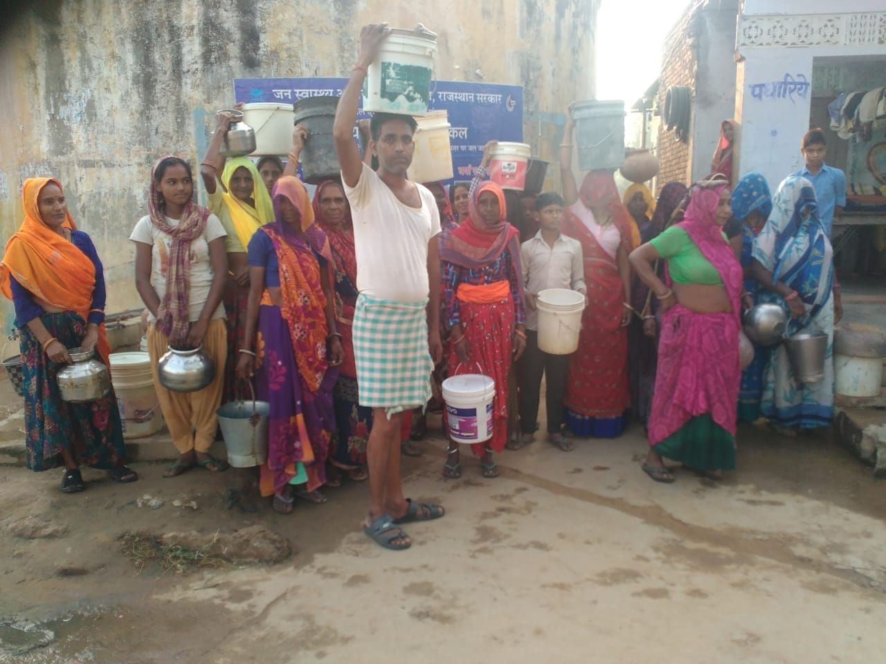 पेयजल संकट पर शिवसिंहपुरा के ग्रामीणों ने किया प्रदर्शन