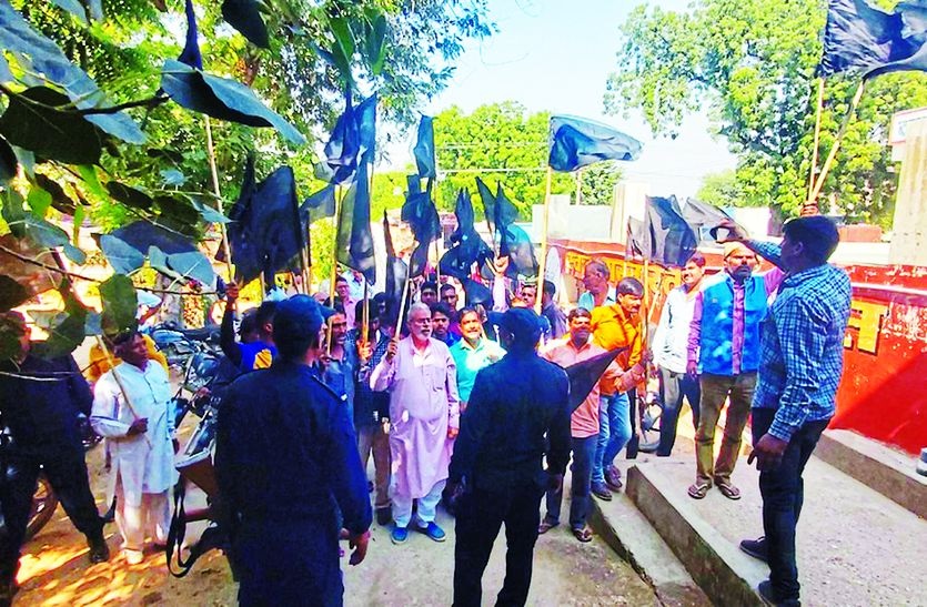 सीकर जिले के इस कस्बे में लोगों ने पालिका प्रशासन को दिखाए काले झंडे